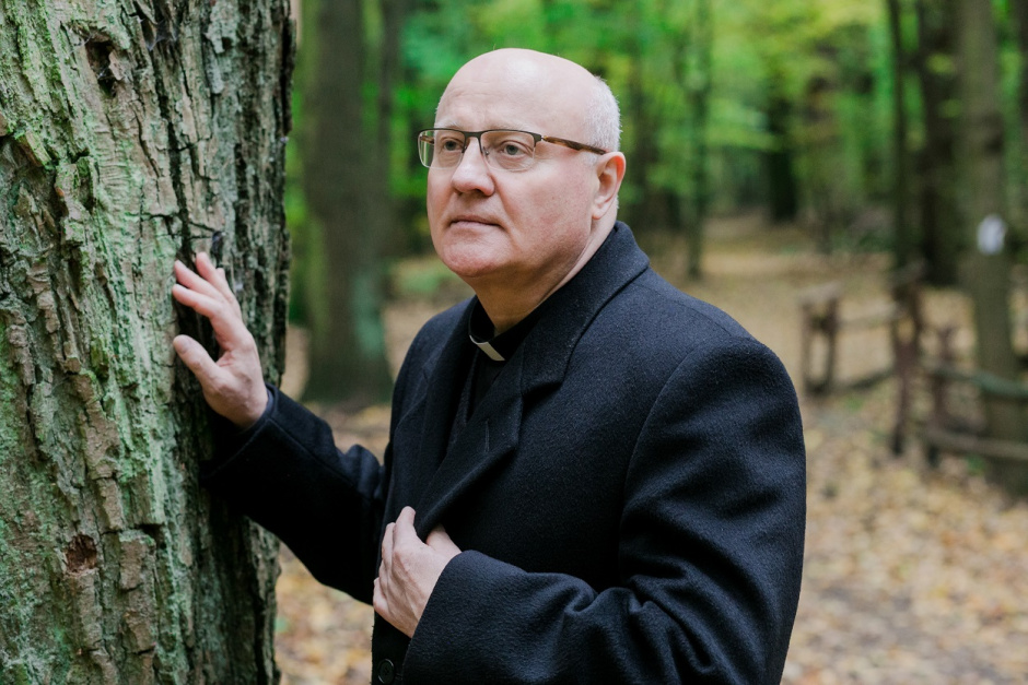 Maciej Papierski: Poeta obecności. Kilka słów o twórczości ks. Jana Sochonia