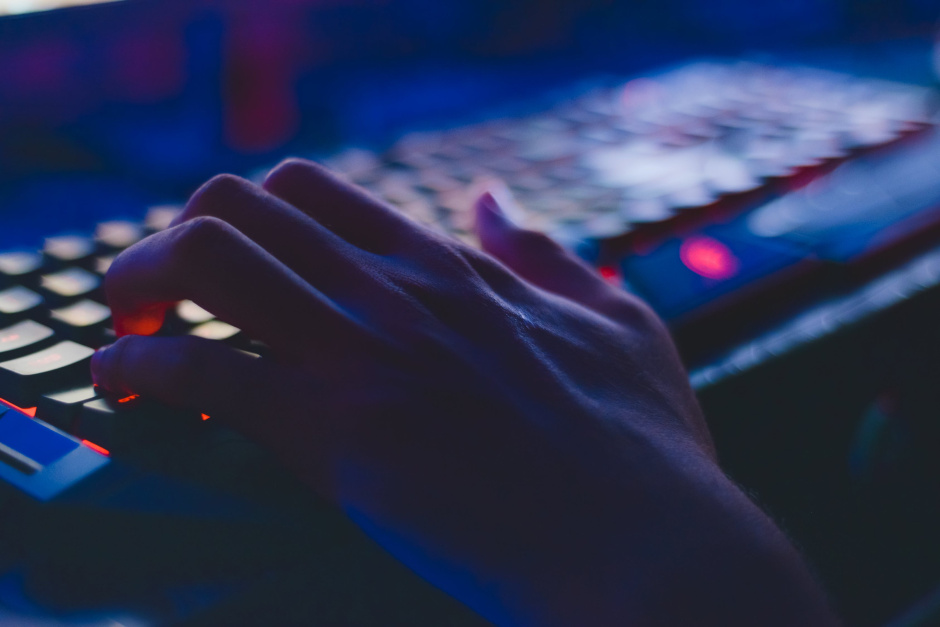 Polskie badania ukazują skalę brutalności współczesnej pornografii. STS proponuje rozwiązanie problemu