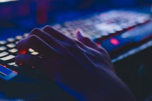 Polskie badania ukazują skalę brutalności współczesnej pornografii. STS proponuje rozwiązanie problemu