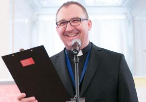 Życiodajne środowisko. Rozmowa z ks. Dariuszem Kowalczykiem