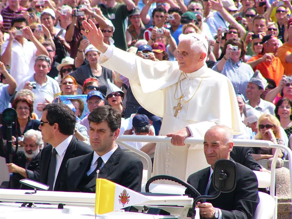 Benedykt XVI: Odnówmy wiarę w rzeczywistą obecność Chrystusa w Eucharystii