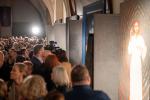 Miłosierdzie Boże namalowane na nowo! Relacja z otwarcia wystawy obrazów Jezusa Miłosiernego + galeria zdjęć