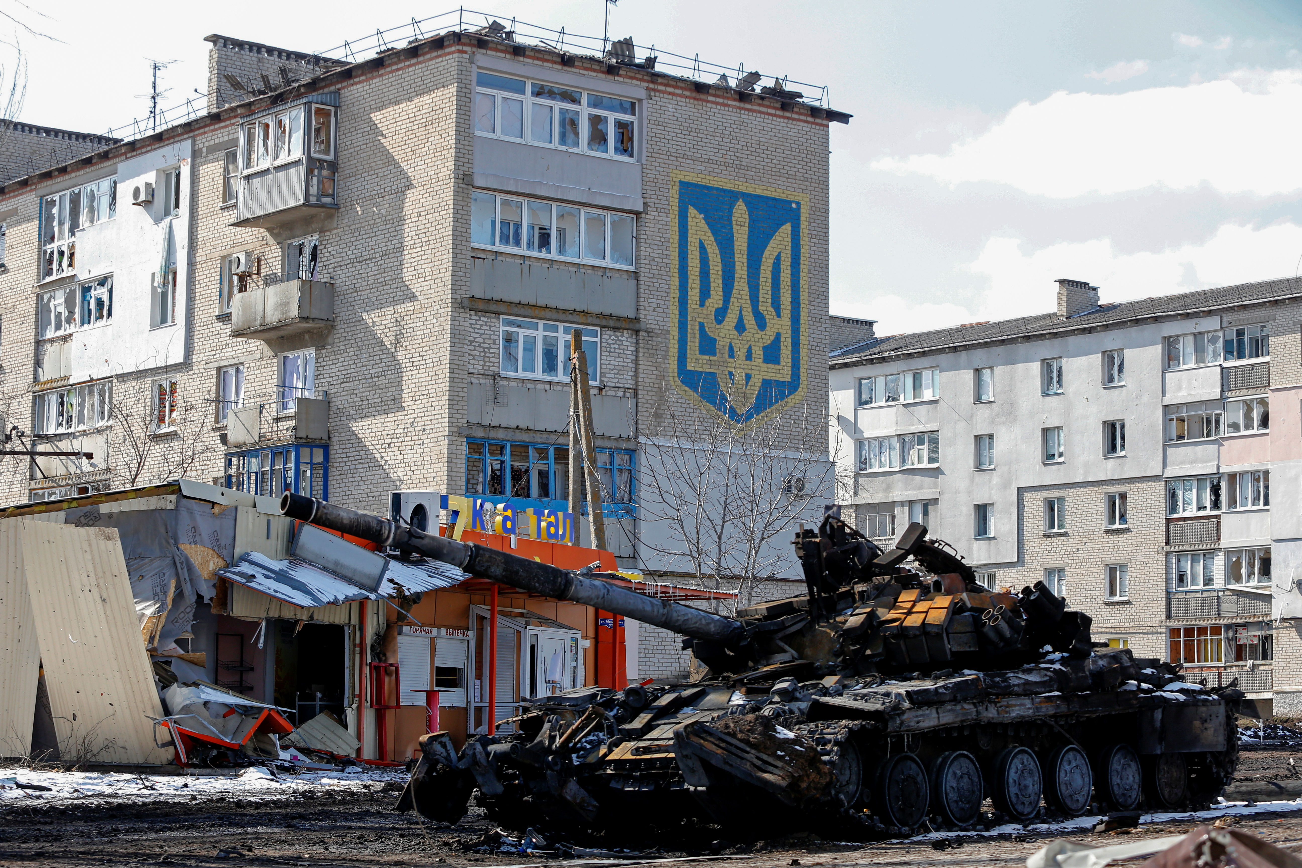 Волноваха 9 человек. Танк в городе Украина. Волноваха разрушения.