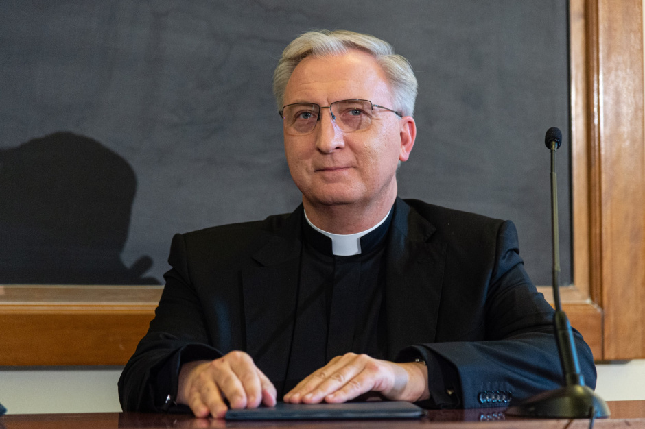 Ks. Franciszek Longchamps de Bérier: Hominum causa. Każde prawo ustanowione jest przez wzgląd na człowieka