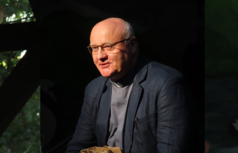 „Niepojęta głębia miłości”. Rozmowa o powieści z ks. Janem Sochoniem
