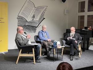 Walka o świat. Relacja ze spotkania wokół książki Marka A. Cichockiego