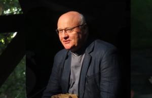 „Niepojęta głębia miłości”. Rozmowa o powieści z ks. Janem Sochoniem