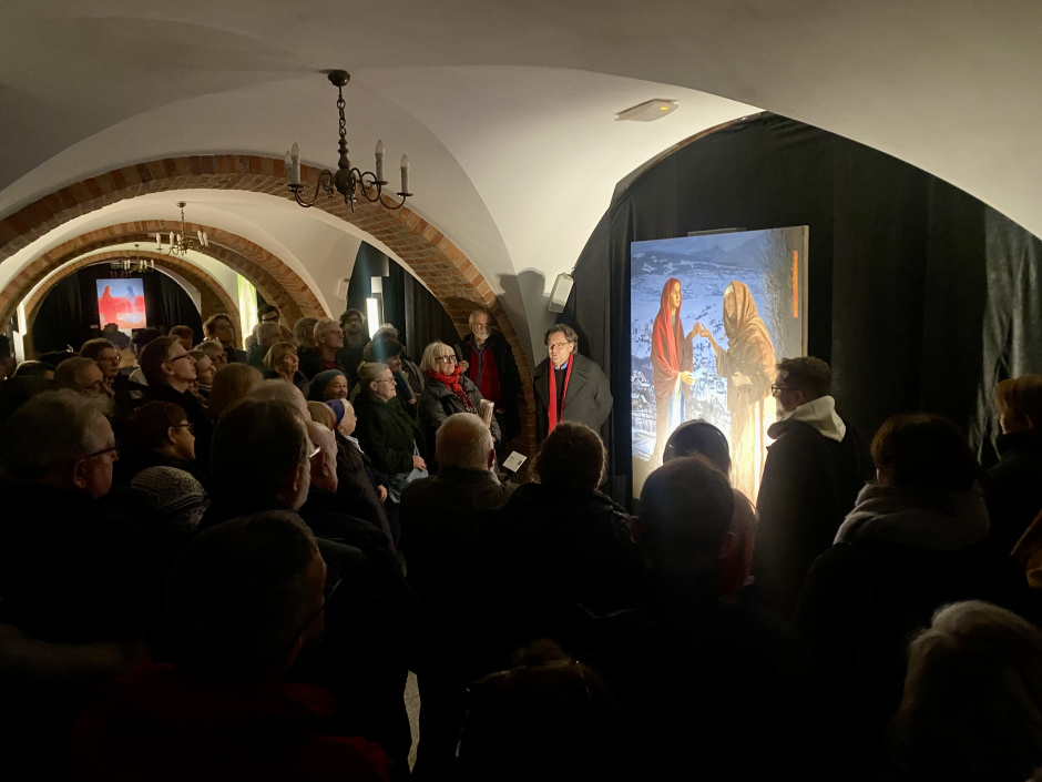 [RELACJA + ZDJĘCIA] Oprowadzanie kuratorskie po wystawie obrazów Nawiedzenia